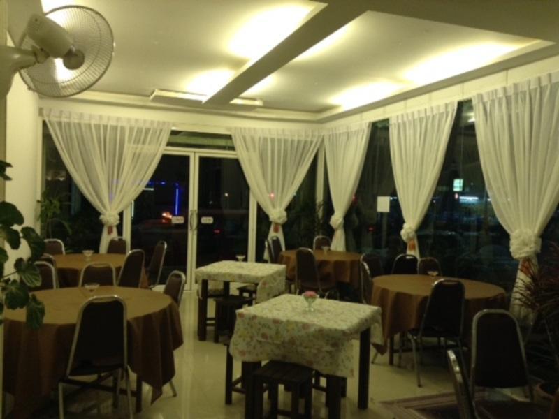 The Son Patong Beach Bagian luar foto
