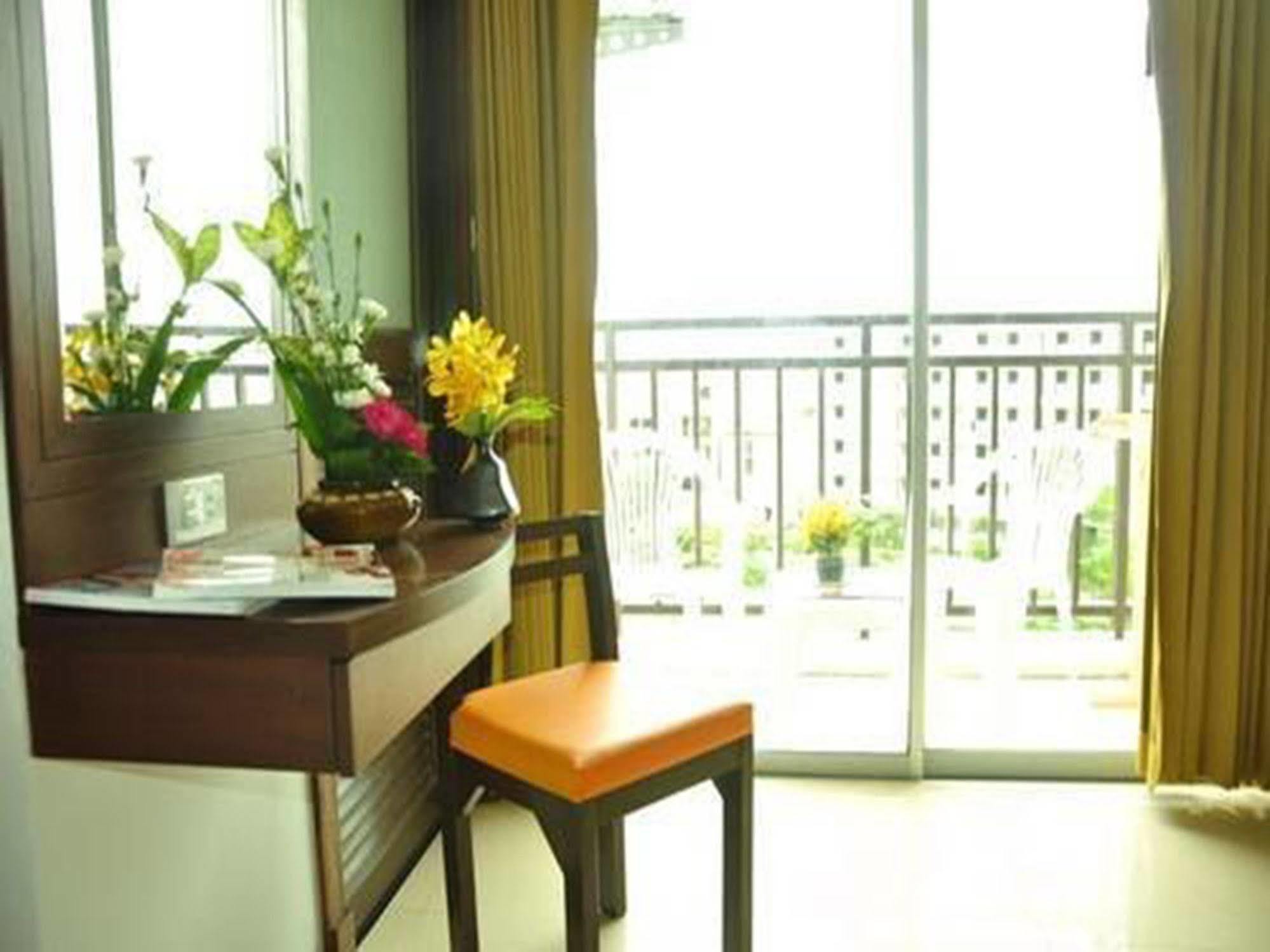 The Son Patong Beach Bagian luar foto